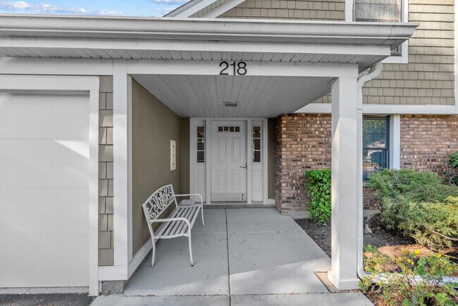 Building Photo - 218 Deerpath Ct