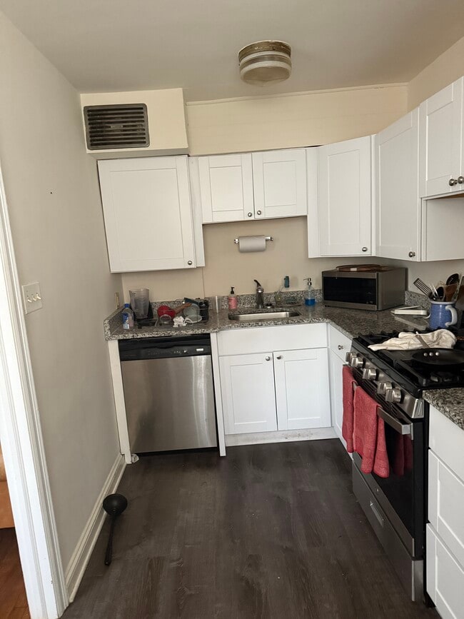 New cabinets/appliances - 112 Fairfield Ln