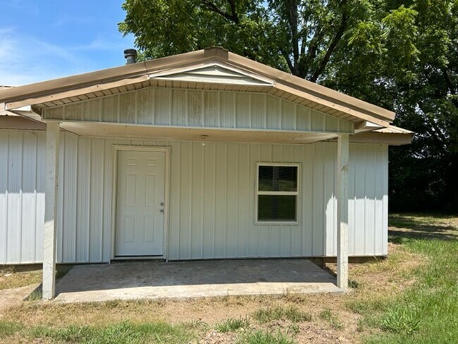 Building Photo - 3 bed 1 bath House - total remodel