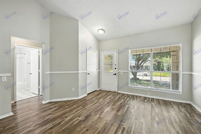 Foto del edificio - 3801 Huckleberry Dr
