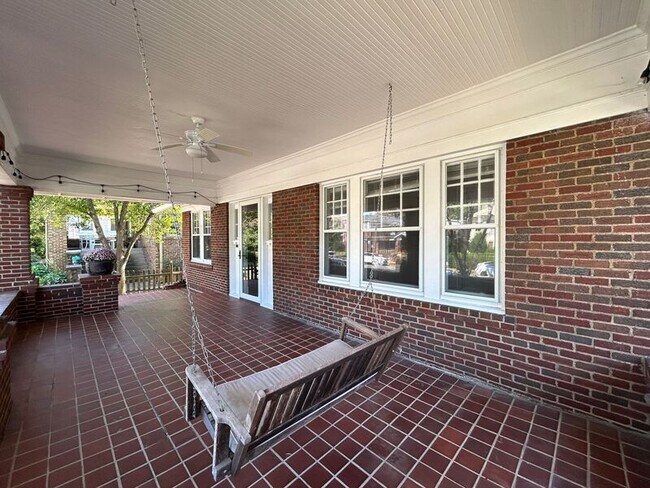 Foto del edificio - 933 St Charles Ave NE