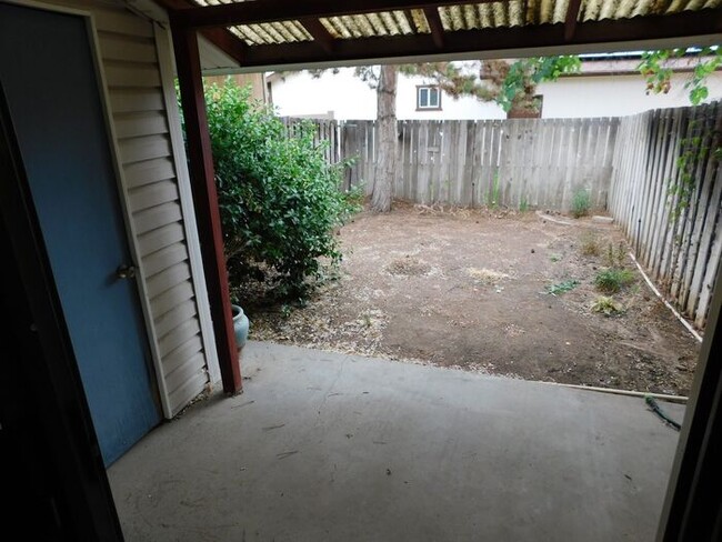 Building Photo - 2 Bed 1.5 Bath Townhome!