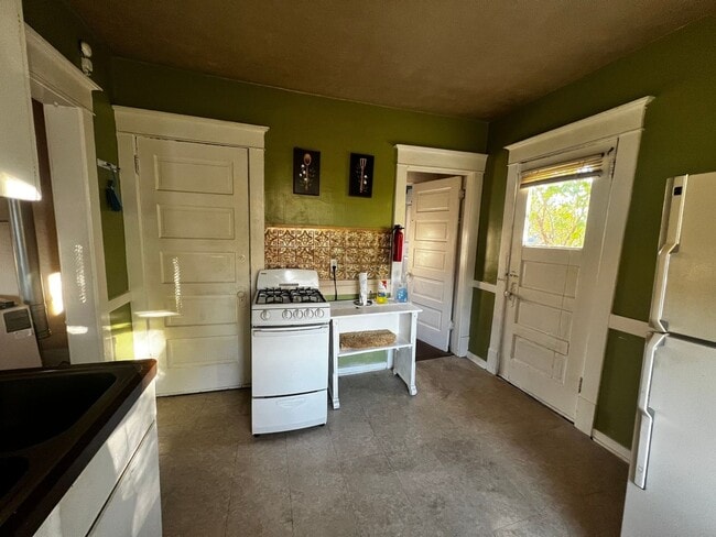 Building Photo - 2 Bedroom Upper Apartment in John Ball Par...