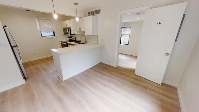 Building Photo - 603 E Ann St