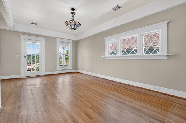 Foto del edificio - 3 Bedroom with Historical Charm Close to Square