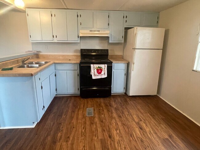 Building Photo - Adorable 2 Bedroom with Amazing Mountain Views!