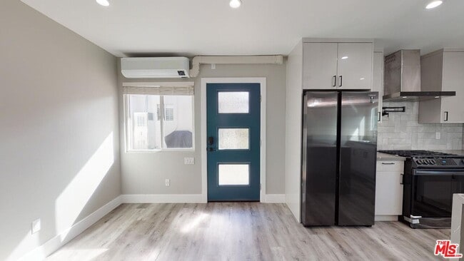 Building Photo - 2123 S Orange Dr