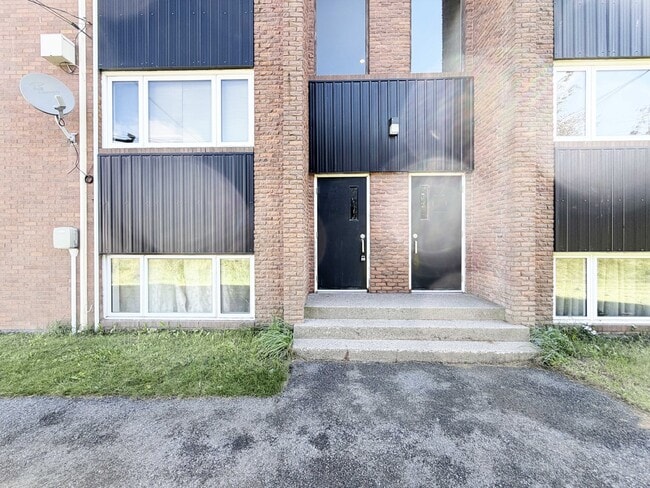 Building Photo - 16 Riverview Ave