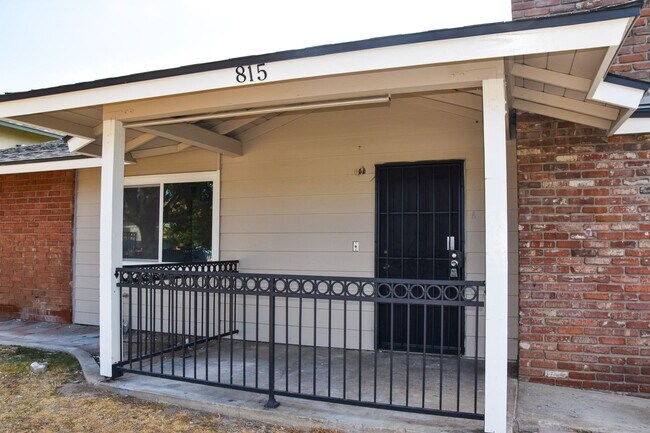Building Photo - Olive (815) North