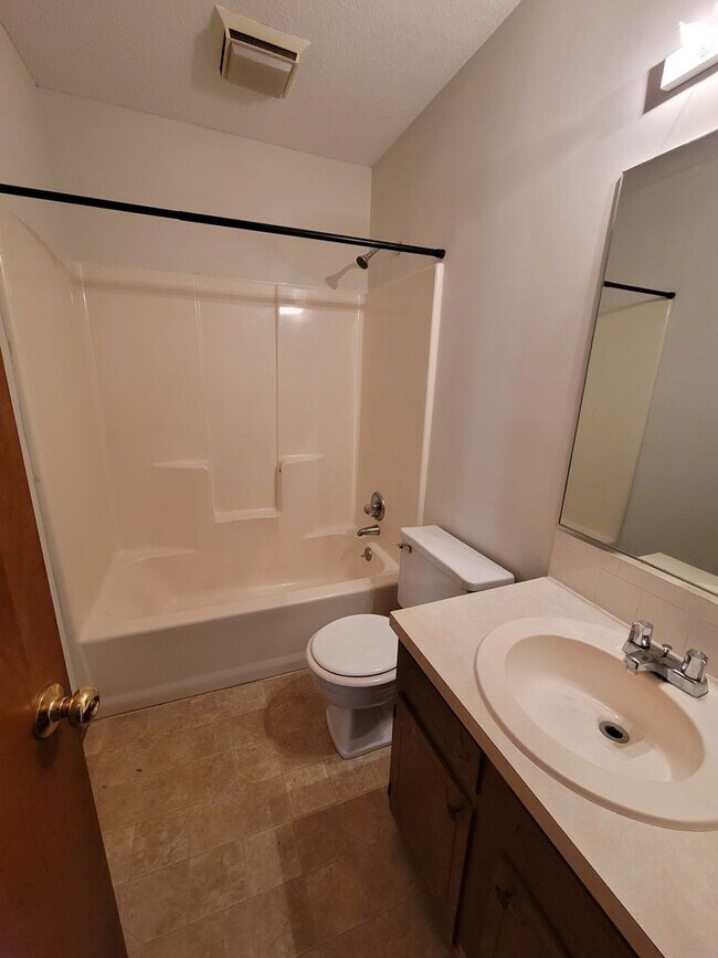 Building Photo - 2 BR 2 Bath Townhome in The Arbors