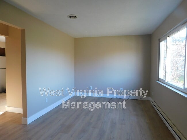 Foto del edificio - 98 Goodman Dr