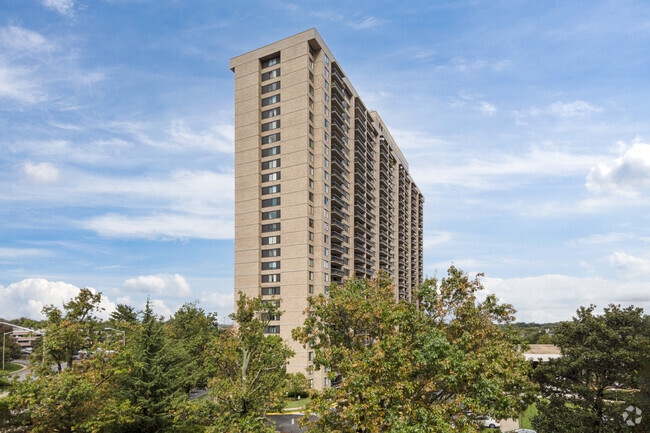 Building Photo - Skyline Plaza