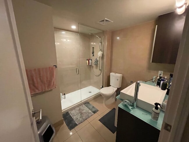 Building Photo - Deluxe Room - Front St W & John St