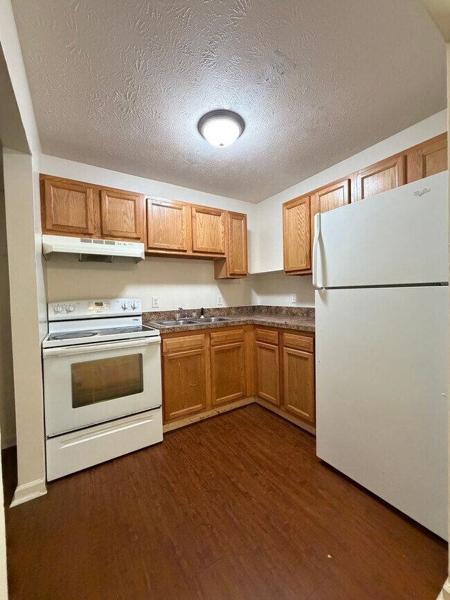 Building Photo - FIRST MONTH HALF OFF - 2 Bedroom in Versailles