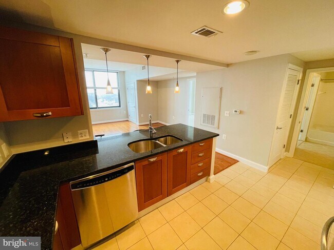 Foto del edificio - 2451 Midtown Ave