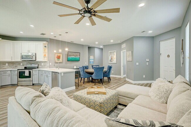 Building Photo - 10015 SW Stonegate Dr