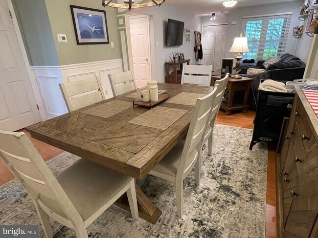 Foto del edificio - 404 Summerhill Ct