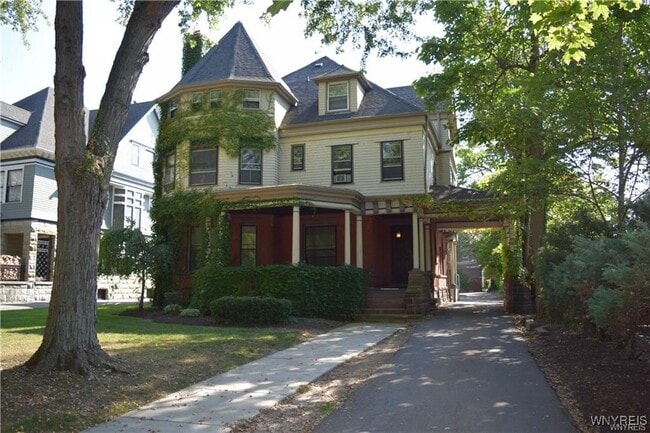 Building Photo - 721 W Ferry St