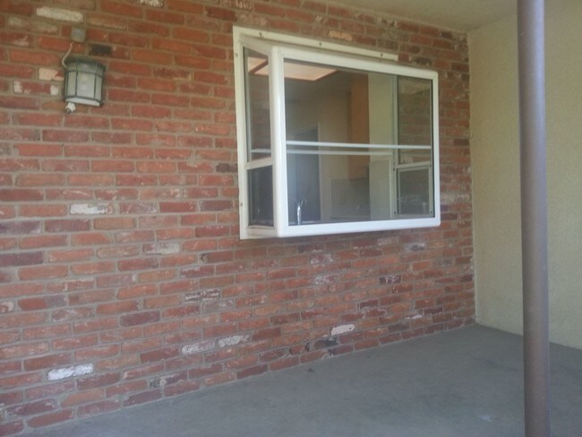 Building Photo - 738 E Tenaya Way