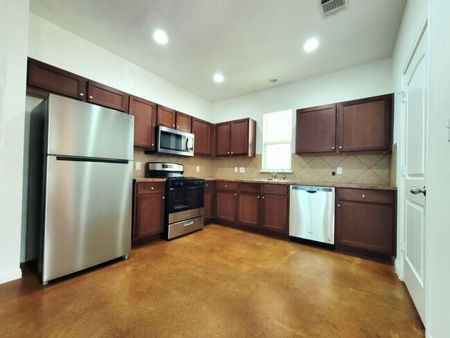 Building Photo - **Gorgeous 3 Bedroom 2 Bathroom Home in Au...