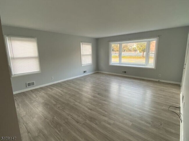 Building Photo - 15 E Hanover Ave