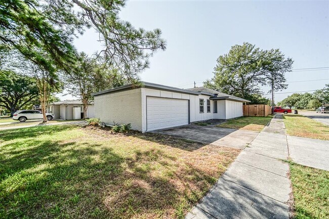 Foto del edificio - 6231 Birdwood Rd