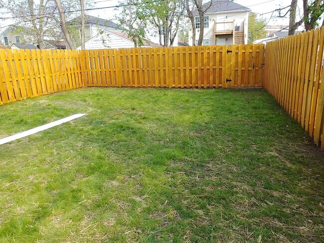 Foto del edificio - 4 bedroom, 2 bathroom home close to the Un...