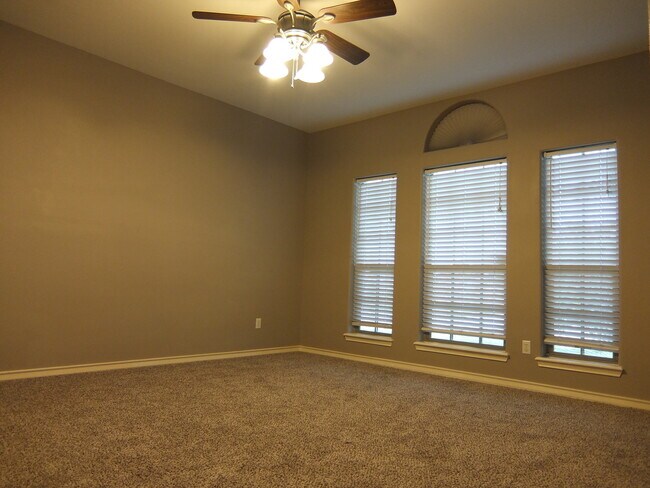 Building Photo - 2505 Windrose Dr