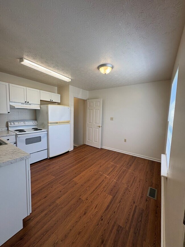 Foto del edificio - 3 Bedroom 2 Bath Duplex w/ Finished Basement