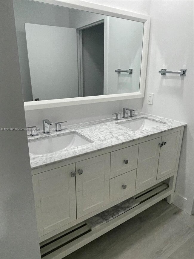 Master vanity with dual sinks - 575 Crandon Blvd