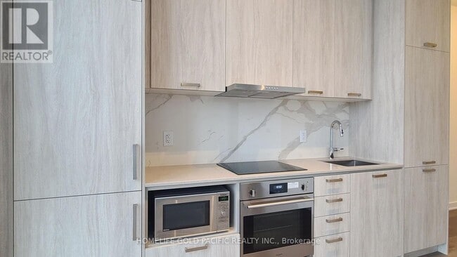 Building Photo - 10-1810 Honeycrisp Cres