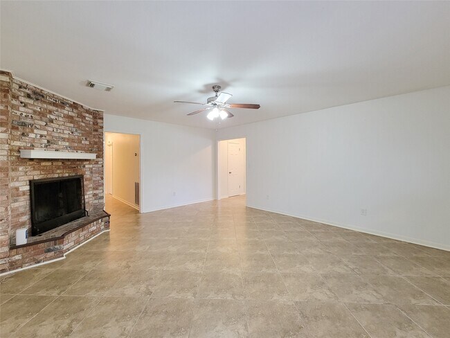 Foto del edificio - 2115 Forest Oaks Dr