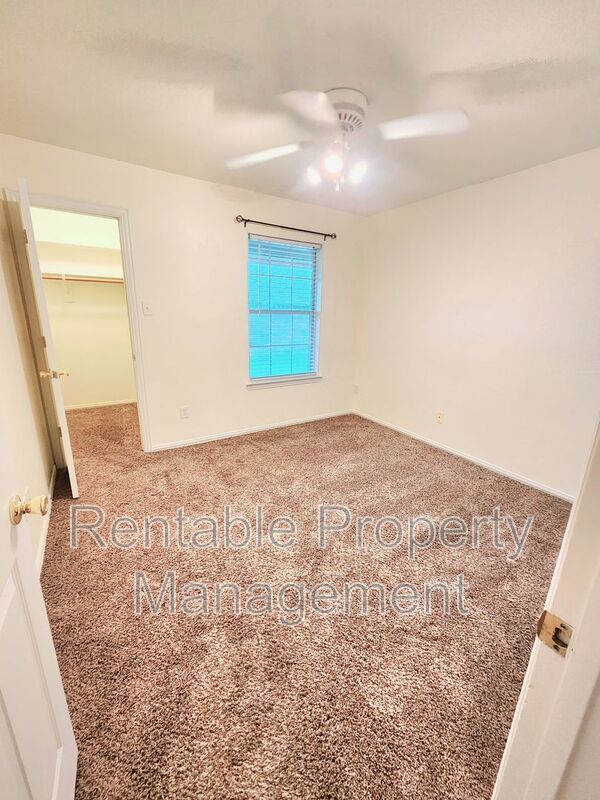 Foto del edificio - 1102 Turkey Creek Ct
