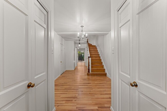 Foto del edificio - Renovated 3-Level Luxury Townhome with Private Garage Near The Wharf
