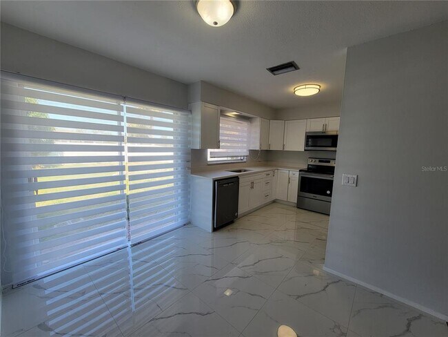 Foto del edificio - 3413 Port Charlotte Blvd