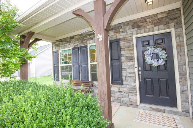 Building Photo - "Charming 3-Bed Home with Granite Elegance on Nessee Street, Fayetteville!"