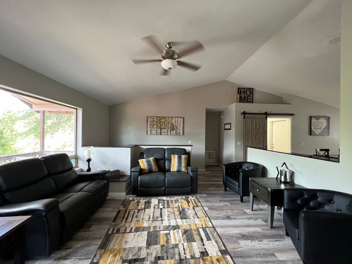 Foto principal - 400 E Phoenix St