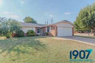 Building Photo - 501 Post Oak Ln