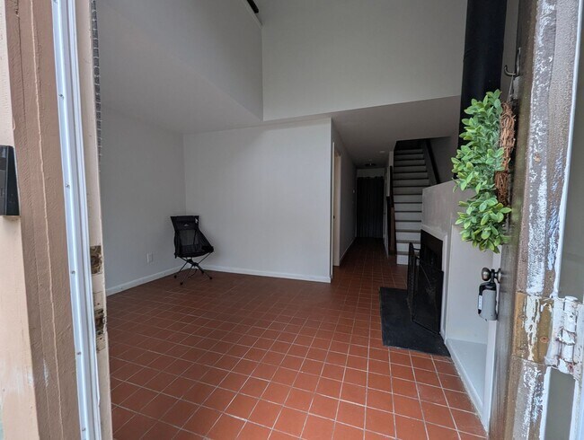 Building Photo - Relaxing 1 Bed 1 bath Townhome With Loft I...