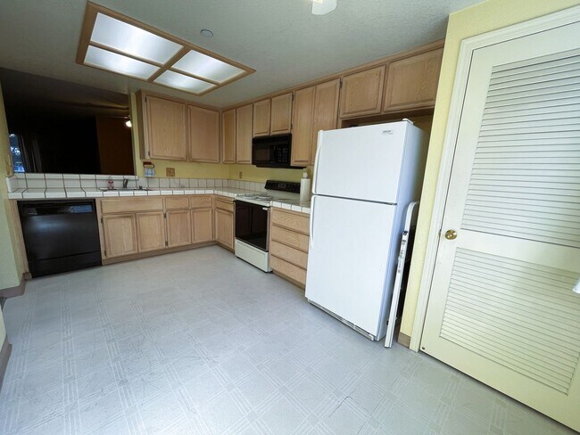 Building Photo - Spacious tri-level townhome in the heart of Hayward