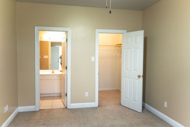 Foto del edificio - 2 bedrooms and 2 bathrooms condo with washer/dryer