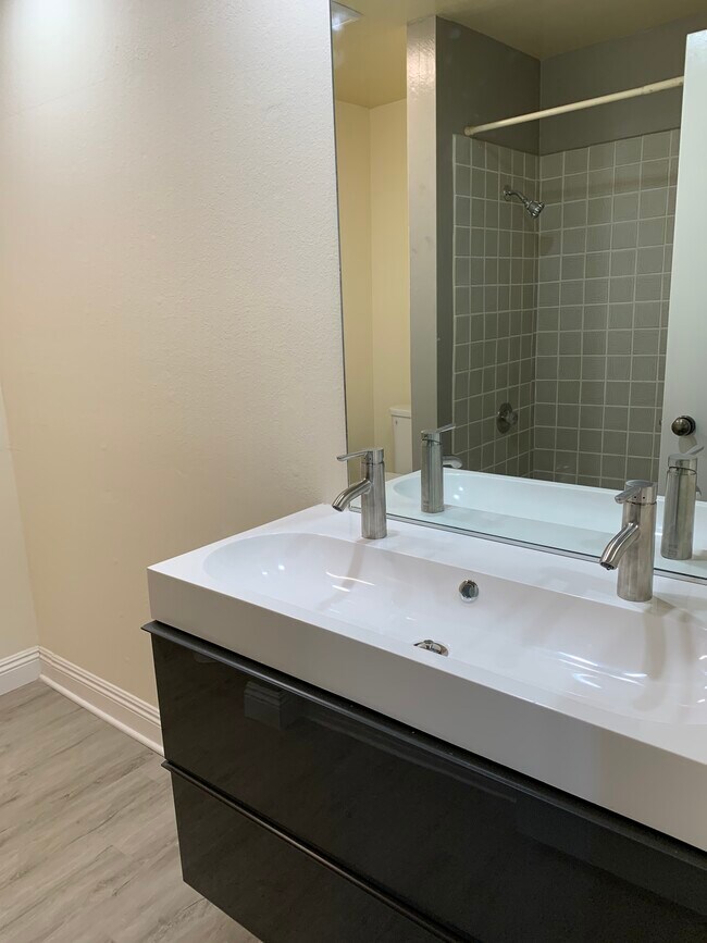 Building Photo - 6238 Marina Pacifica Dr N