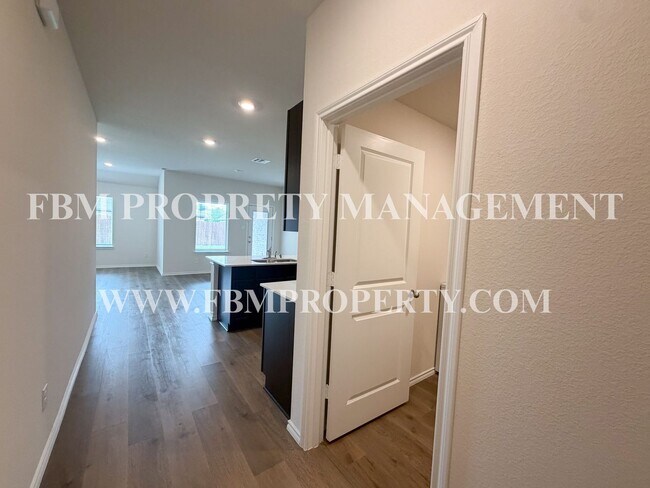 Foto del edificio - 329 Thoroughbred St