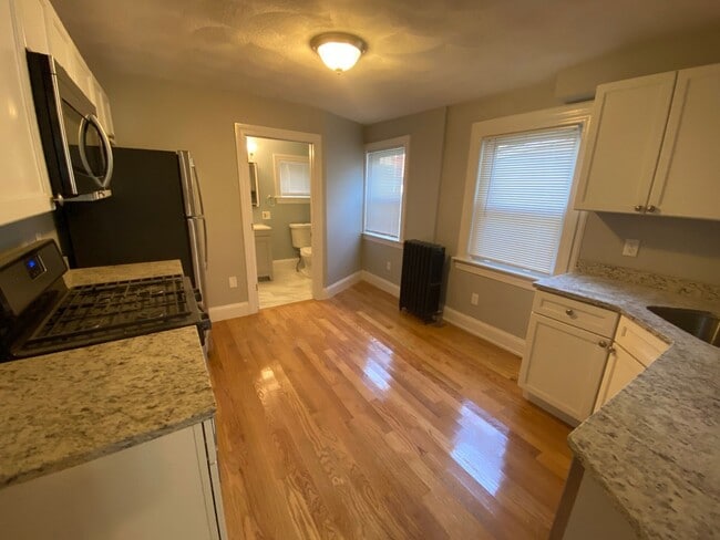 Building Photo - 9/1 Renovated 2BR in Davis Sq, w/d in unit...