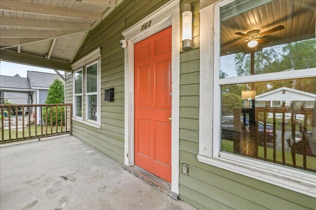 Foto del edificio - Savannah Eastside Home | 2 Bed 1 Bath | Remodeled Kitchen | In-Unit W/D | Private Driveway