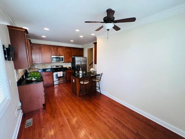 Building Photo - 128 Pascalis Pl