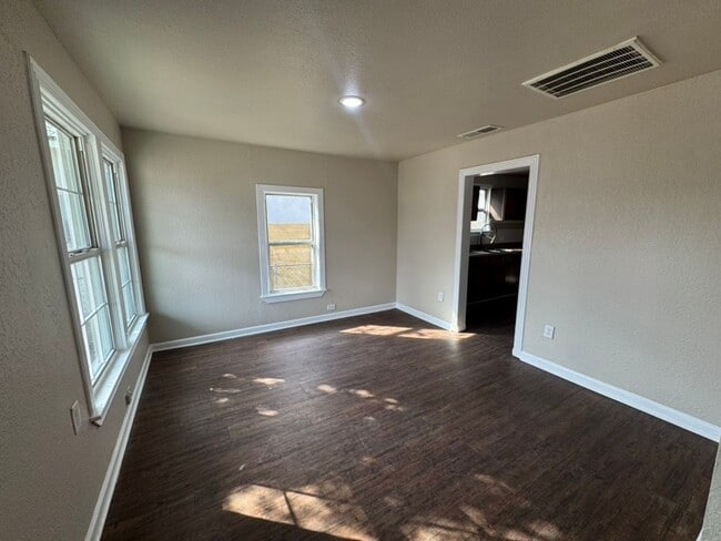 Building Photo - 3 Bed / 2 Bath Home in South San Antonio – Easy Access to I-10 & I-37