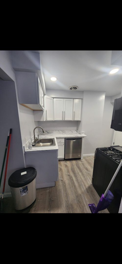 Building Photo - 2 bedroom, 1.5 bath Brick Duplex!