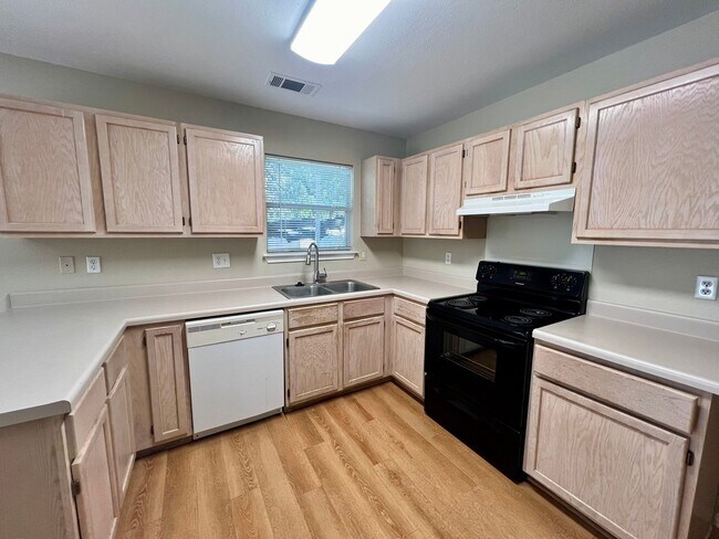Foto del edificio - *COMING SOON* Pet-Friendly 3BD/2.5BA with Bonus Loft, Deck & Garden Tub – Near Tezel Rd!
