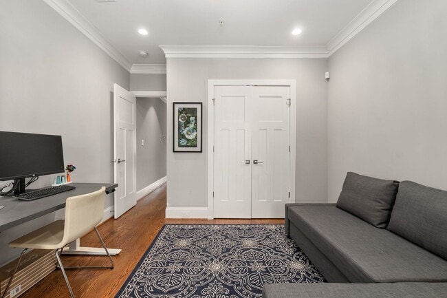 Building Photo - Recently renovated 3 bedroom condo in Columbia Heights